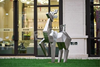 酒店草坪镜面梅花鹿不锈钢雕塑定制