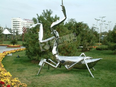 研究院园林景观镜面螳螂不锈钢雕塑定制